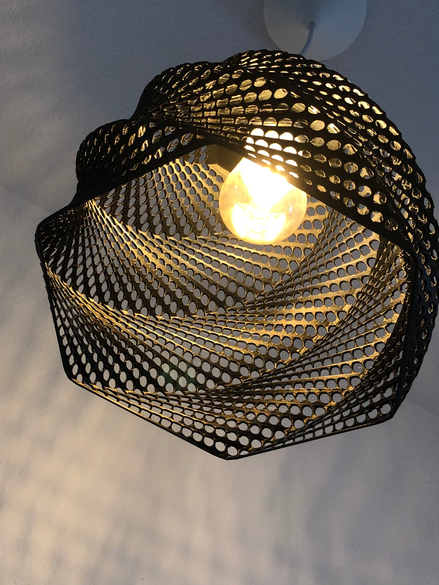 Abat-jour perforé design – prêt à installer avec ampoule vintage