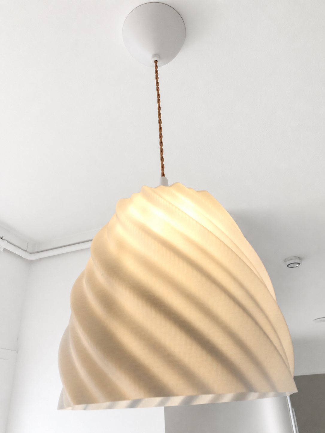 Abat-jour design torsadé – prêt à installer avec ampoule vintage