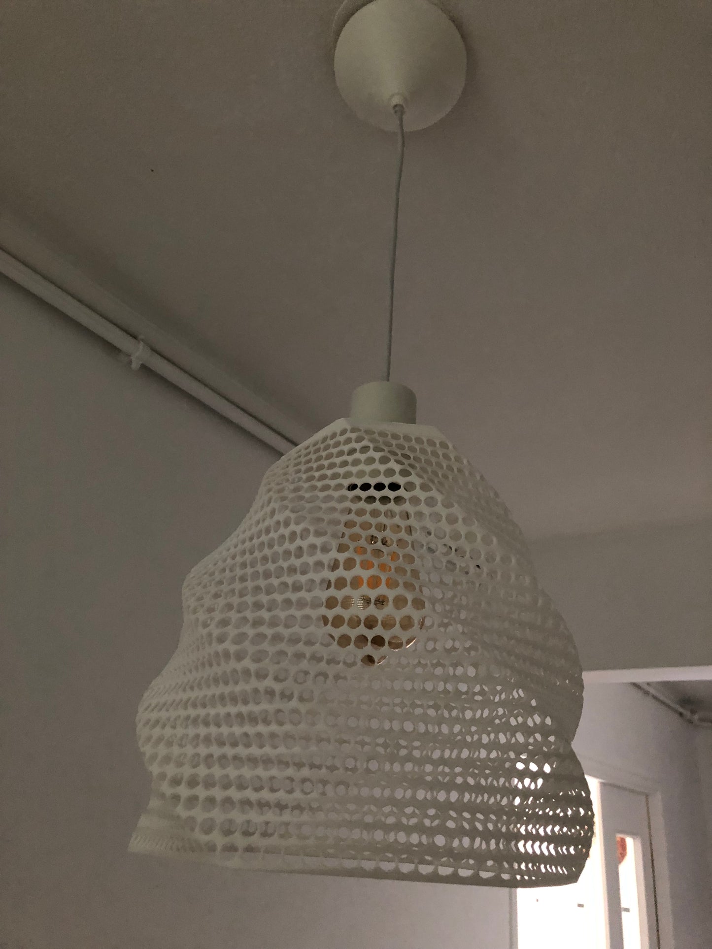 Abat-jour perforé design – prêt à installer avec ampoule vintage