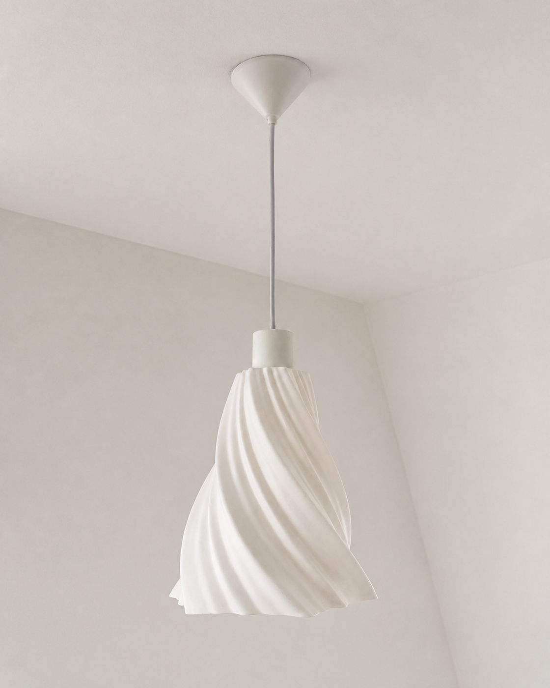 Suspension torsadée éco-PLA blanche éteinte, vue produit