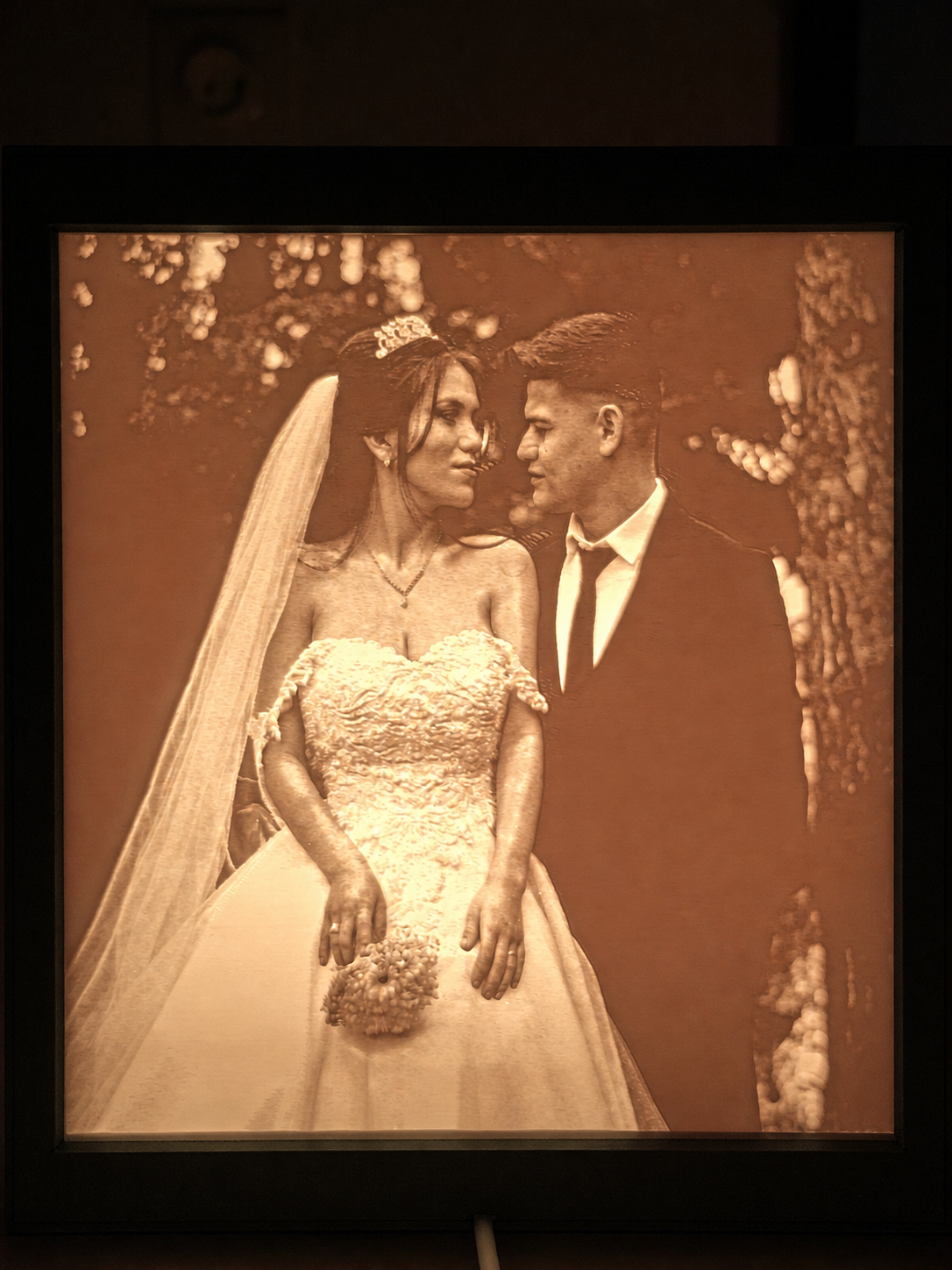 Cube lithophane marron foncé éclairé – photo de mariage