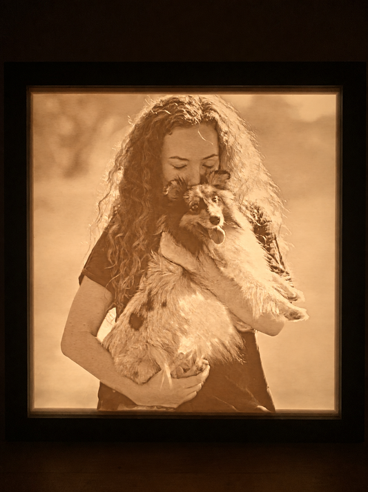 Cube lithophane marron foncé éclairé – femme et chien