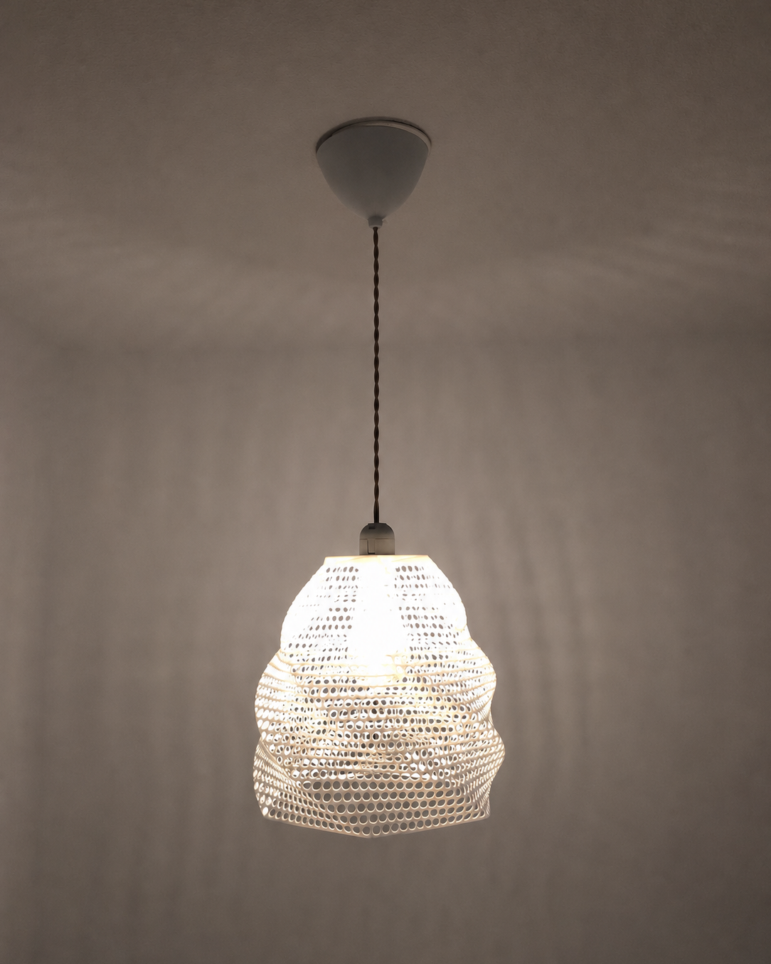 Abat-jour Perforé Blanc Suspension – Impression 3D – Jeux de Lumière Géométriques