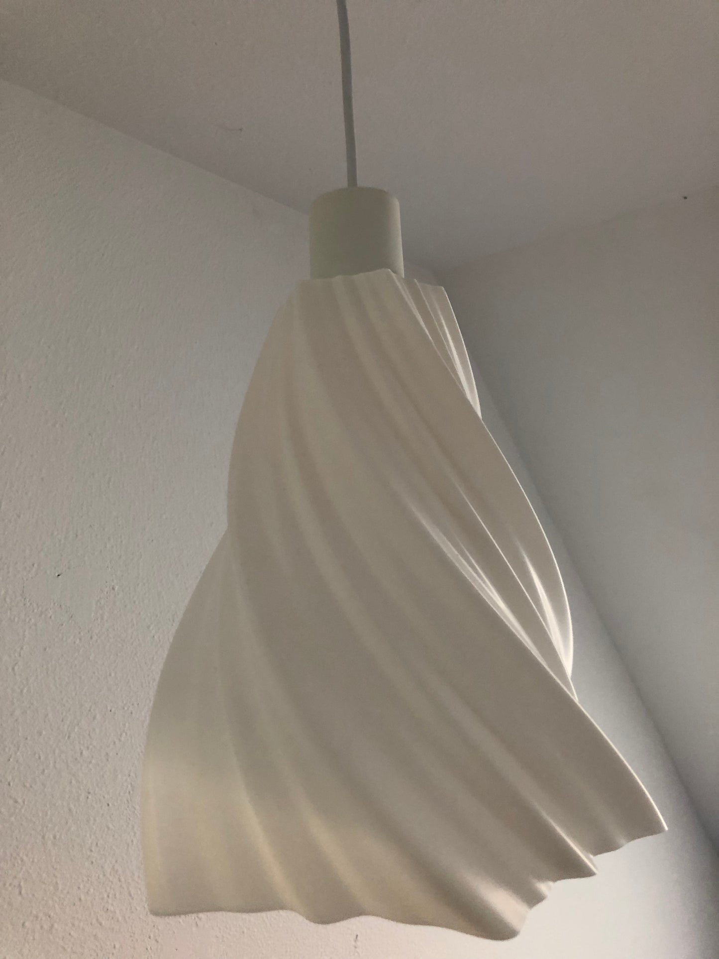 Abat Jours Design Torsadée en Éco-PLA – L'Innovation Lumineuse Ampoule vintage 8 watts fournie
