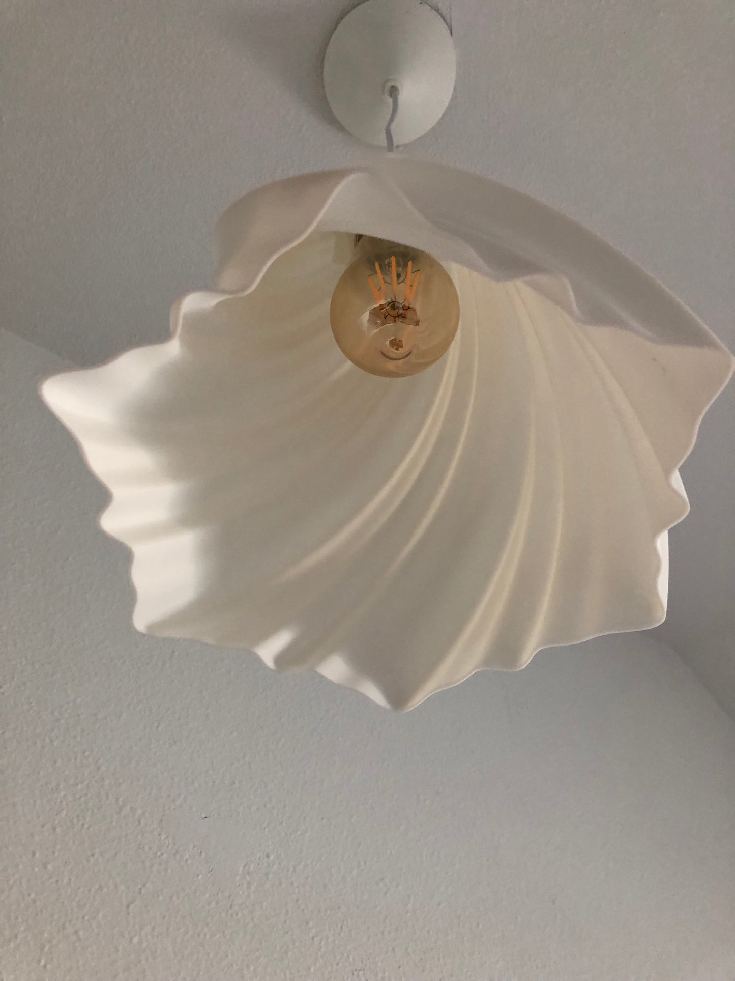 Abat Jours Design Torsadée en Éco-PLA – L'Innovation Lumineuse Ampoule vintage 8 watts fournie