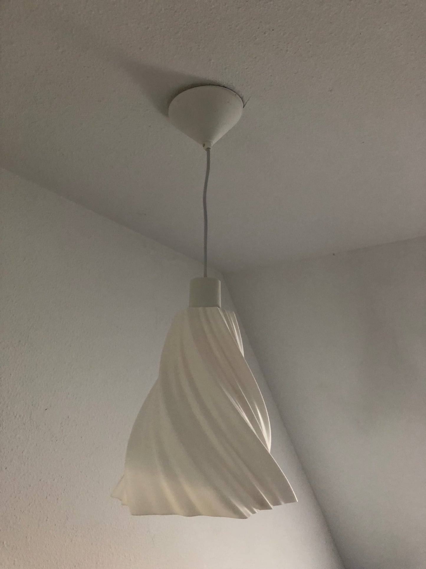 Abat Jours Design Torsadée en Éco-PLA – L'Innovation Lumineuse Ampoule vintage 8 watts fournie