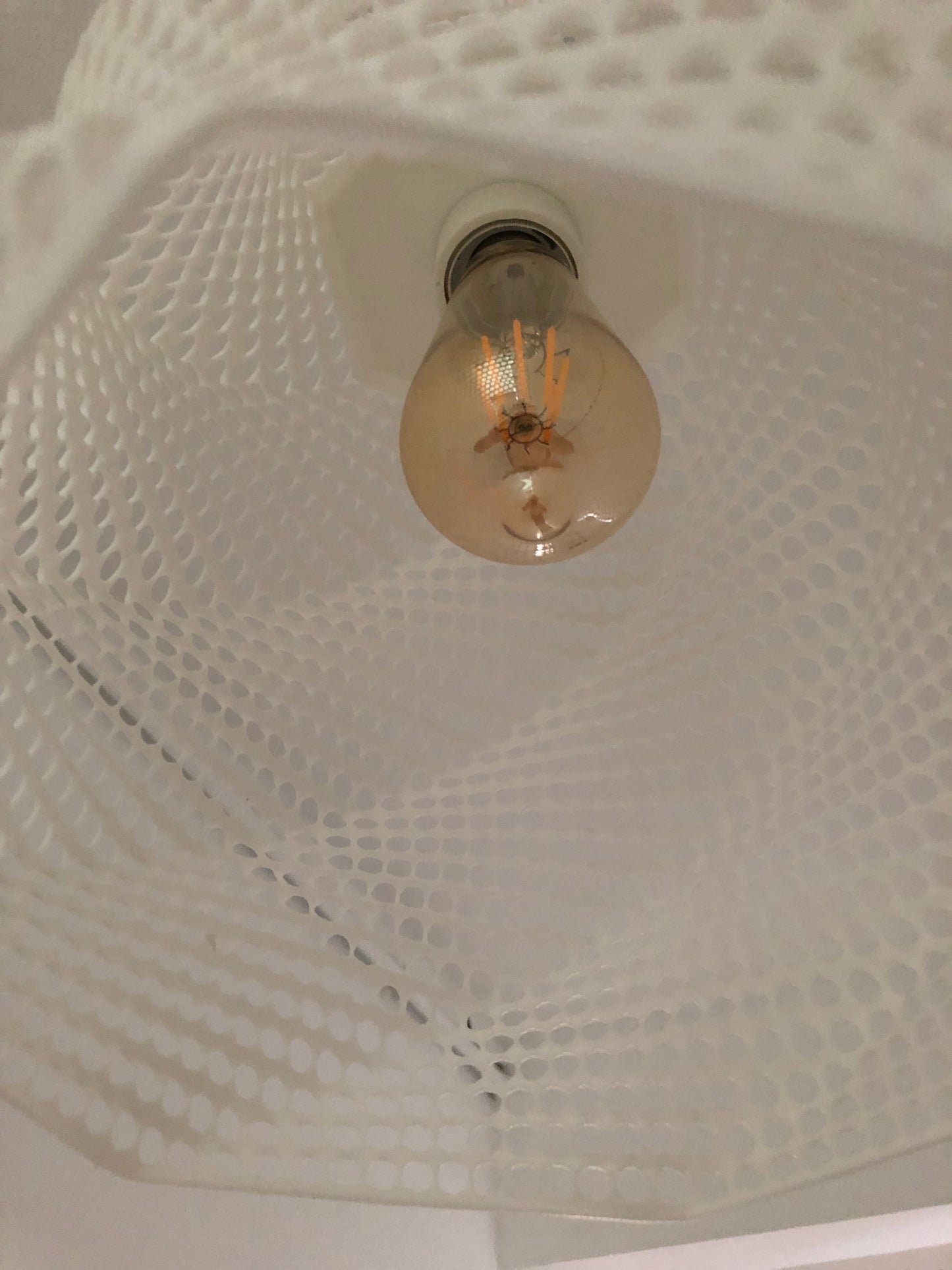 Abat-jour Perforé Blanc Suspension – Impression 3D – Jeux de Lumière Géométriques