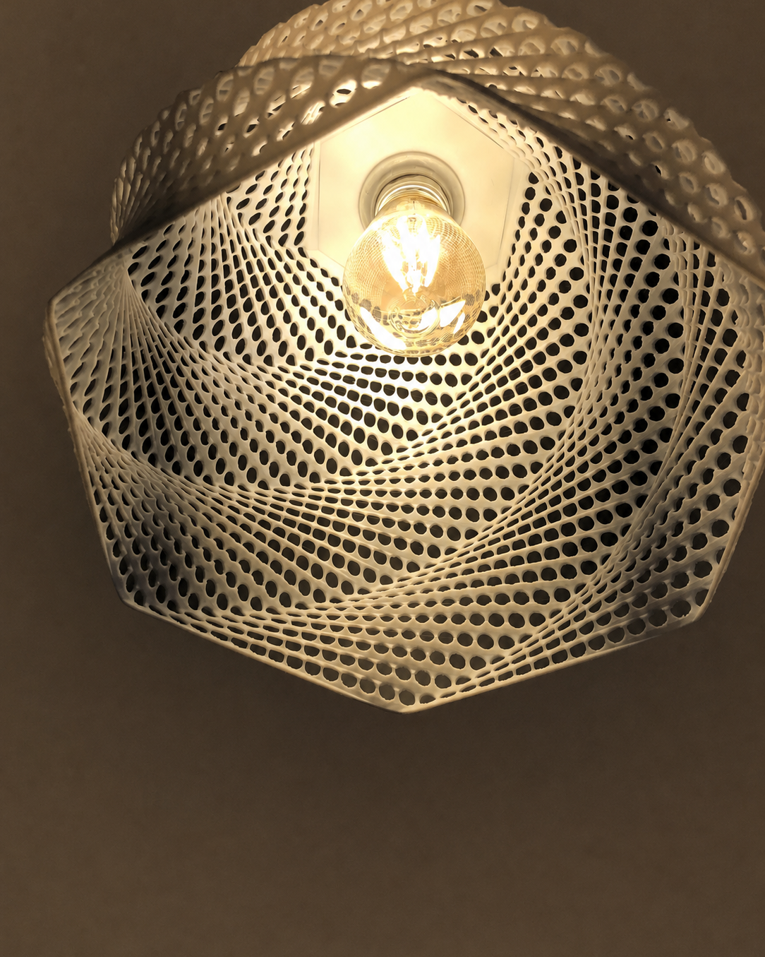 Abat-jour Perforé Chêne Blanc Suspension – Impression 3D – Jeux de Lumière Géométriques