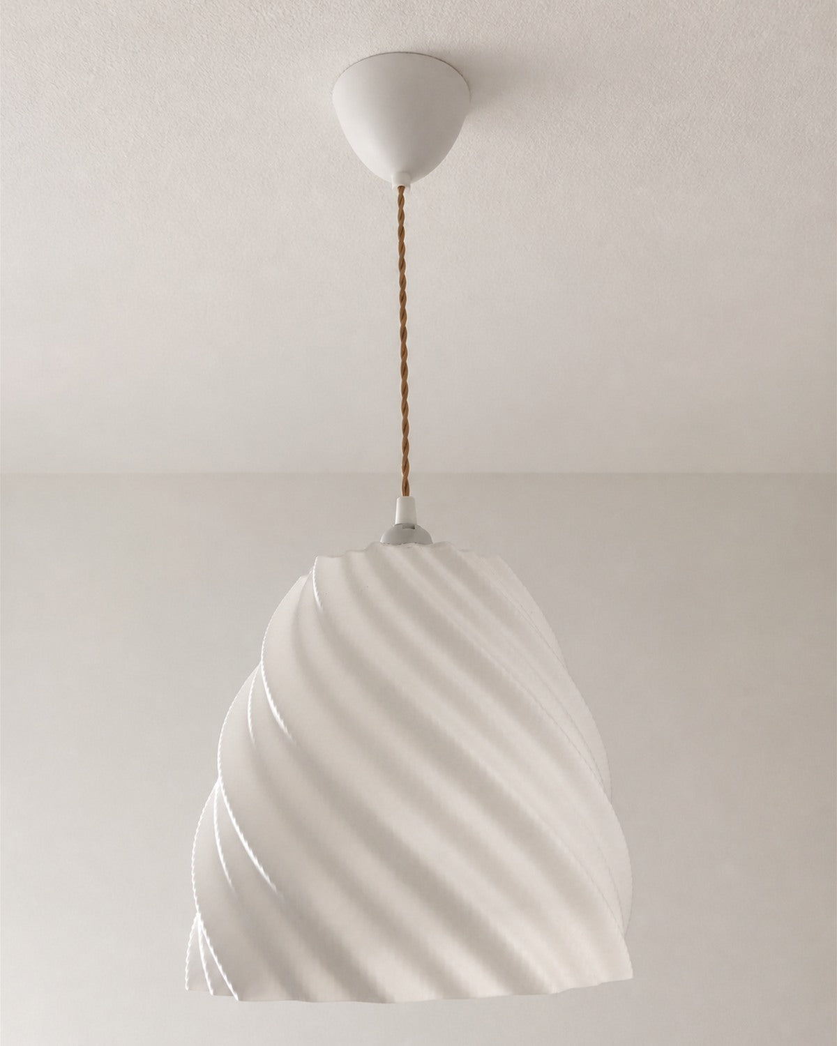 Suspension torsadée blanche éteinte, vue produit