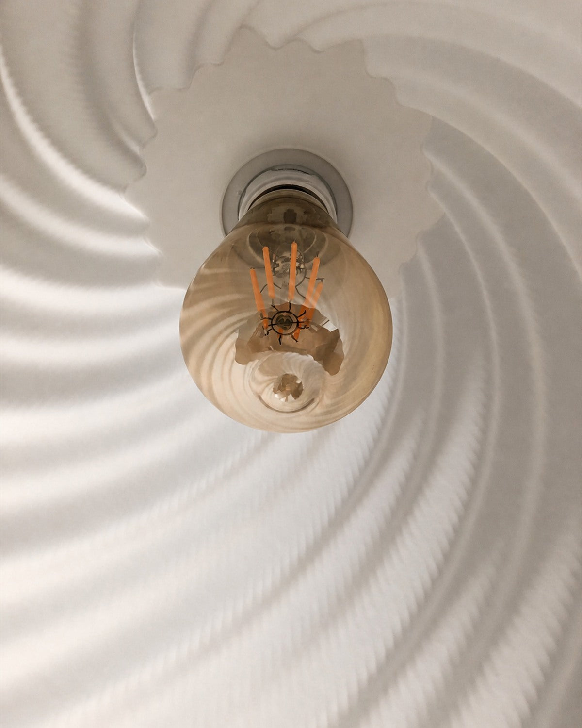 Suspension torsadée blanche, détail de l'ampoule vintage E27