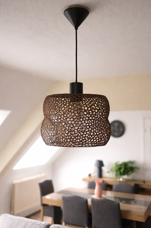 Suspension Design Organique – Abat-jour Ajouré Marron & Finition Noir Mat